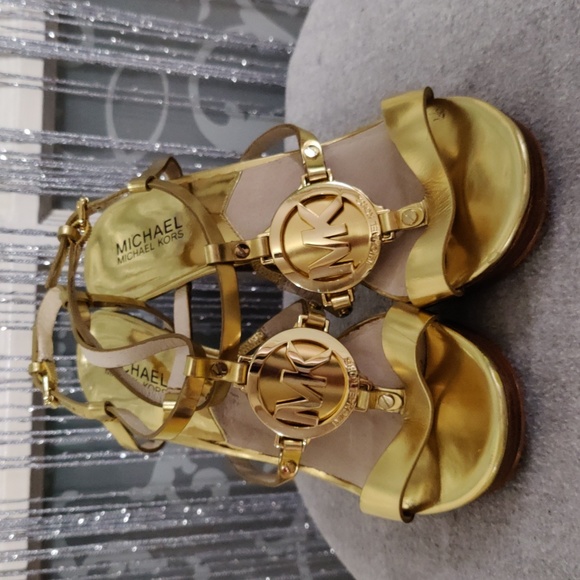 Michael Kors size 71/2 gold 4inch Sandals - Picture 1 of 6